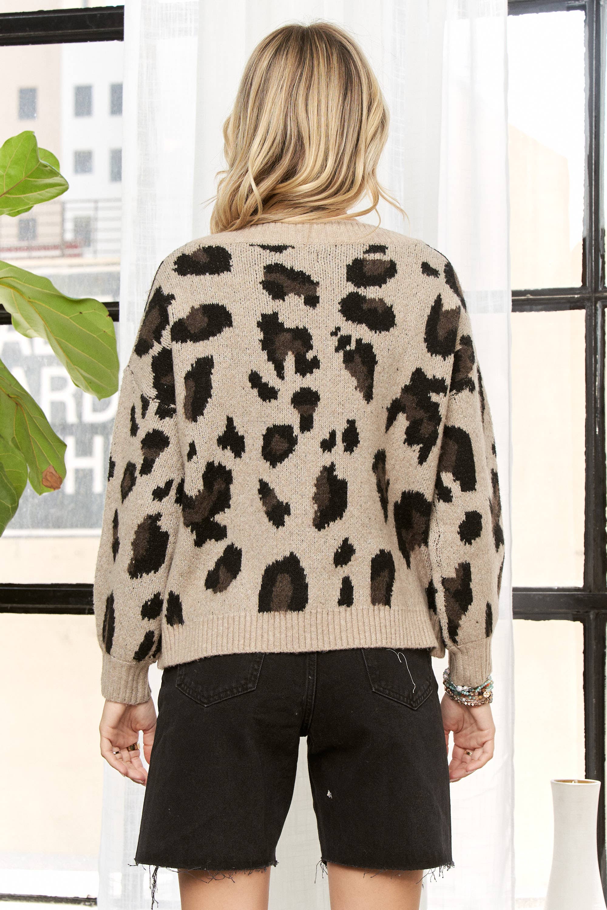 V-NECK LEOPARD PRINT SWEATER